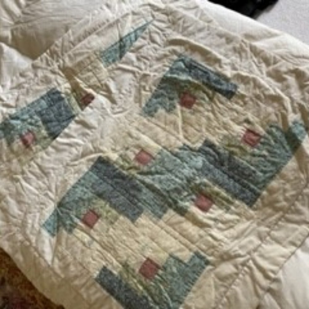 2 quilted pillow shams